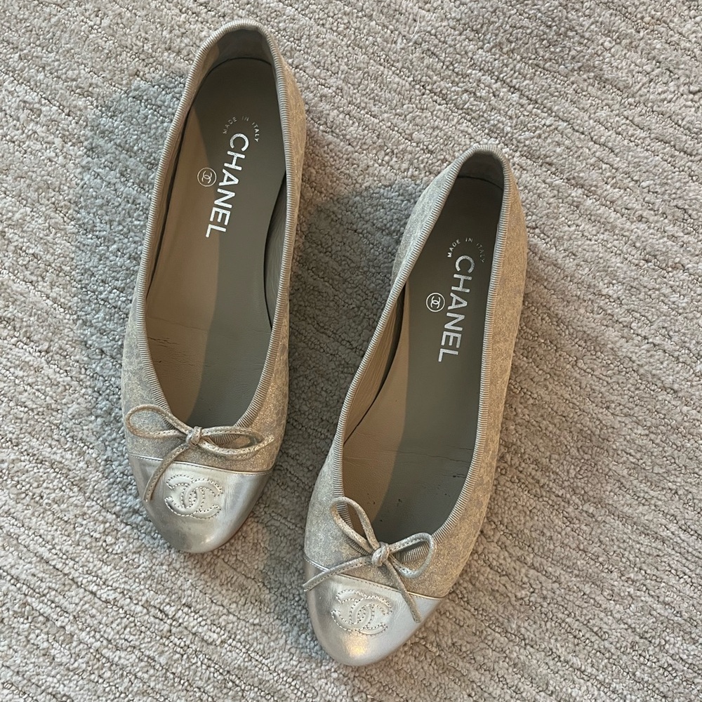 Chanel CC logo beige metallic suede ballet flats. Size 38.5 - Picture 3 of 14